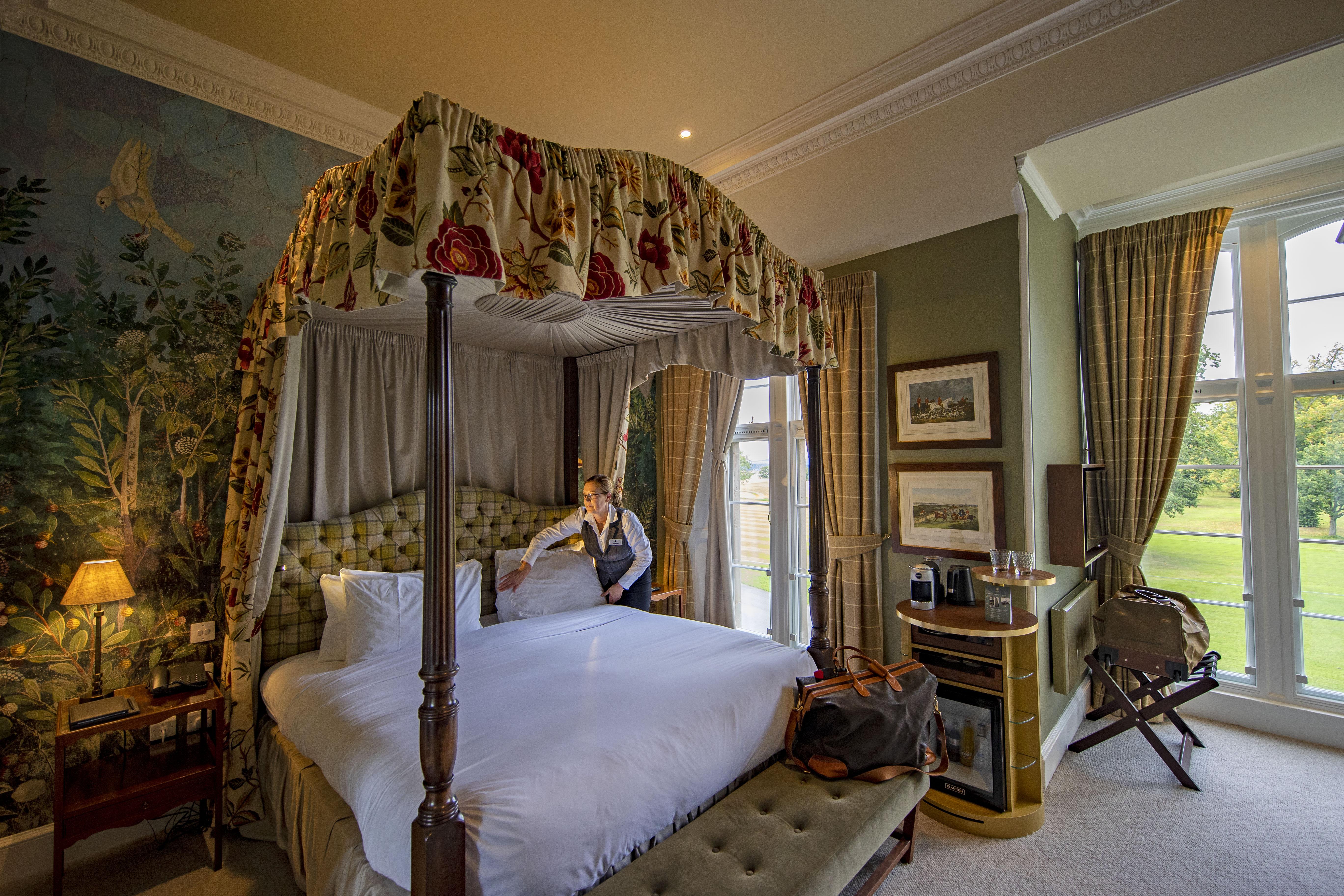 Schloss Roxburghe, Part Of Destination By Hyatt Kültér fotó A bedroom at the hotel