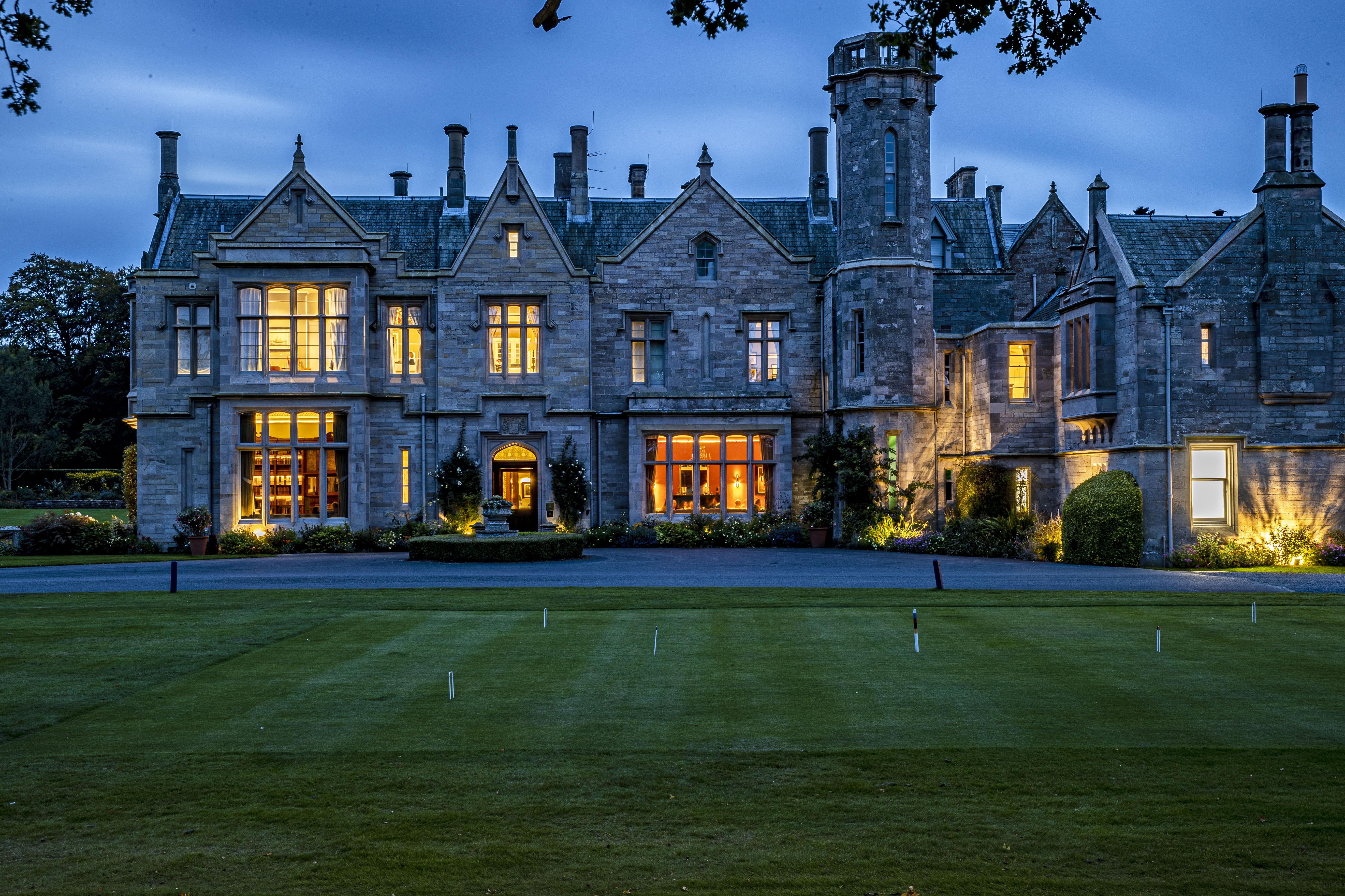 Schloss Roxburghe, Part Of Destination By Hyatt Kültér fotó The main house at night