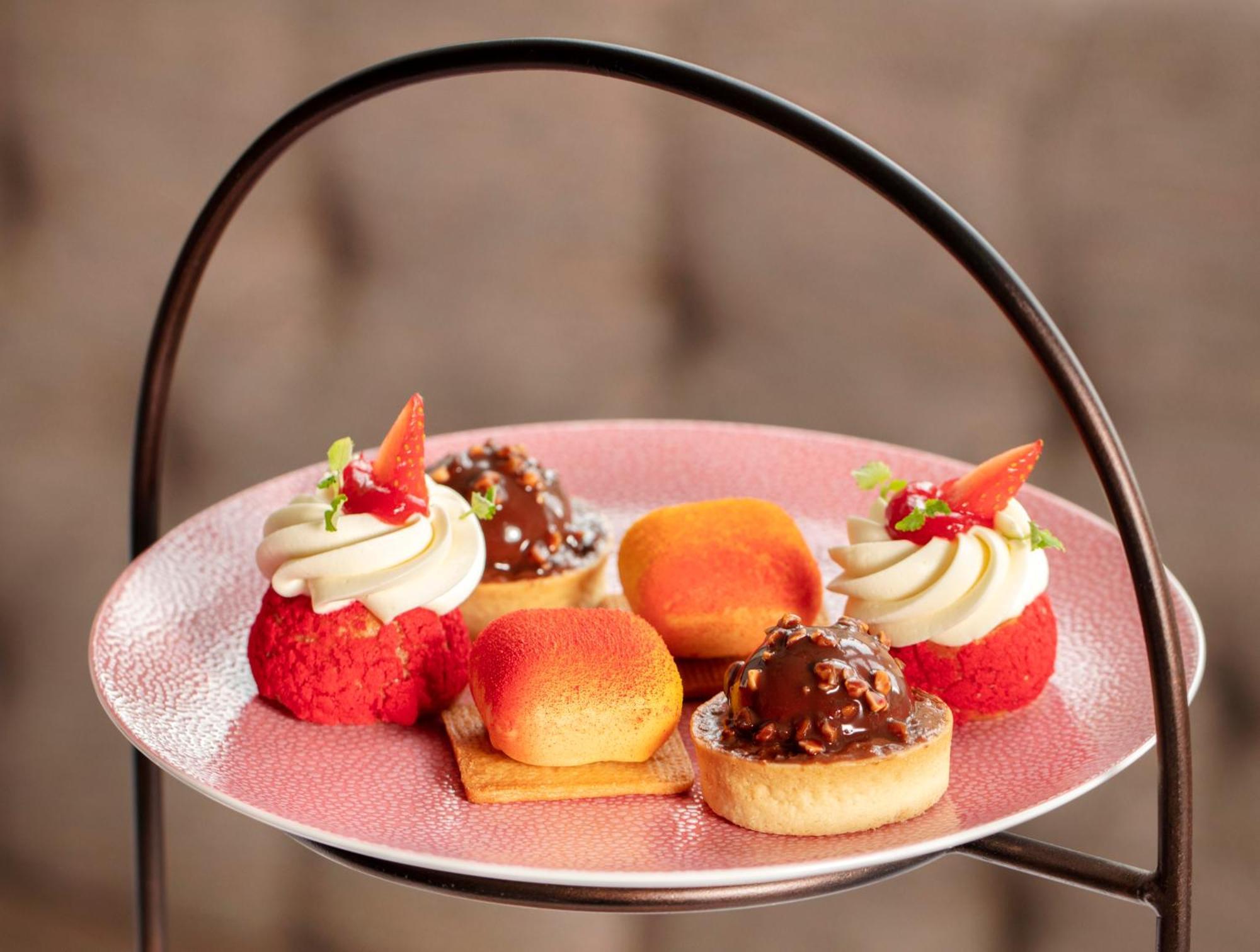 Schloss Roxburghe, Part Of Destination By Hyatt Kültér fotó A selection of petits fours
