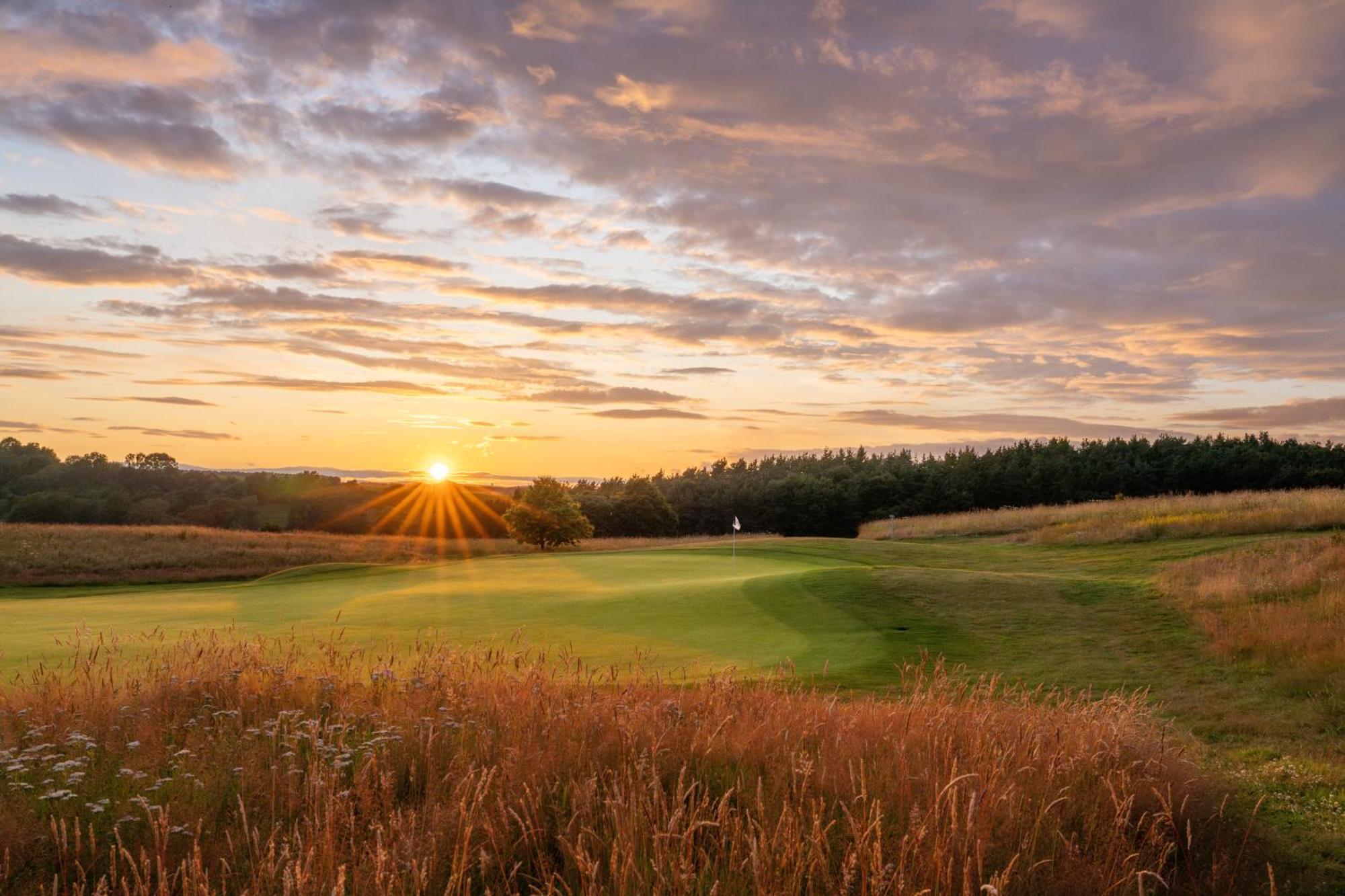 Schloss Roxburghe, Part Of Destination By Hyatt Kültér fotó Sunset over the fields of the town