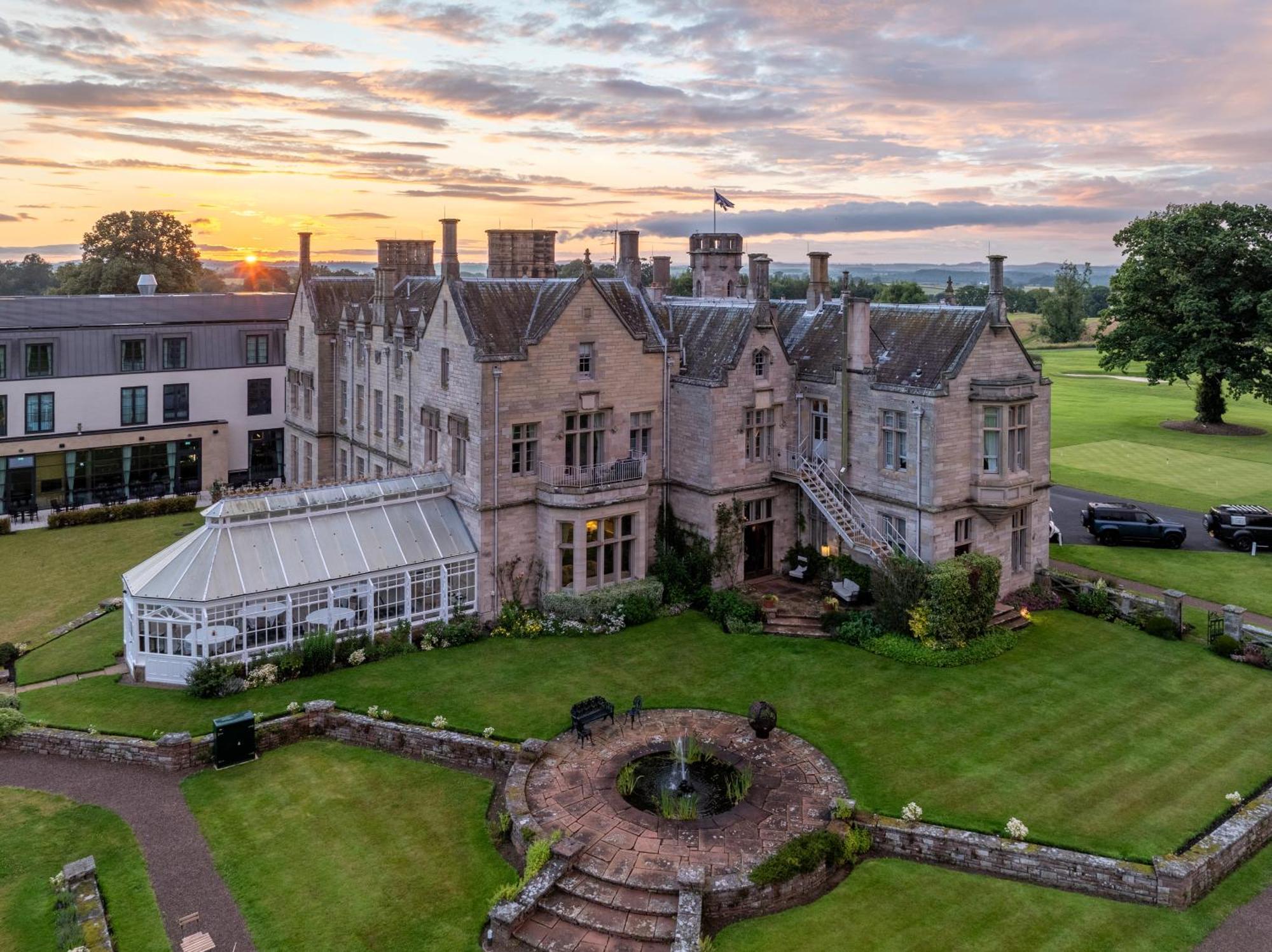 Schloss Roxburghe, Part Of Destination By Hyatt Kültér fotó The hotel at sunset
