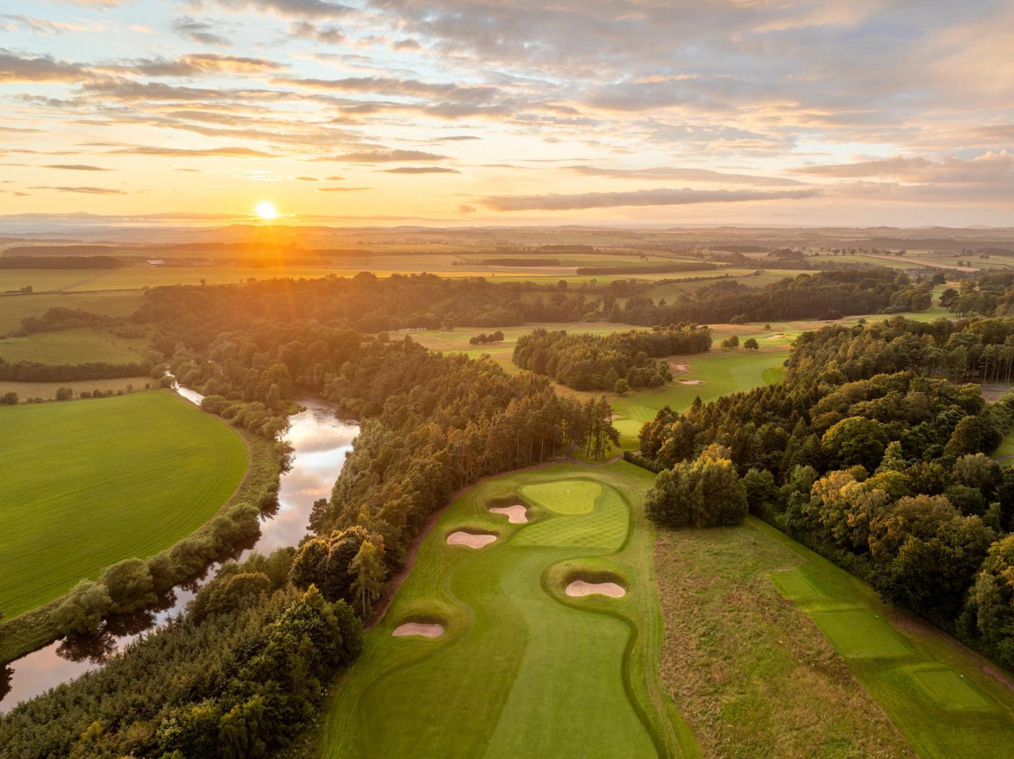 Schloss Roxburghe, Part Of Destination By Hyatt Kültér fotó The 18th hole at the Old Golf Course