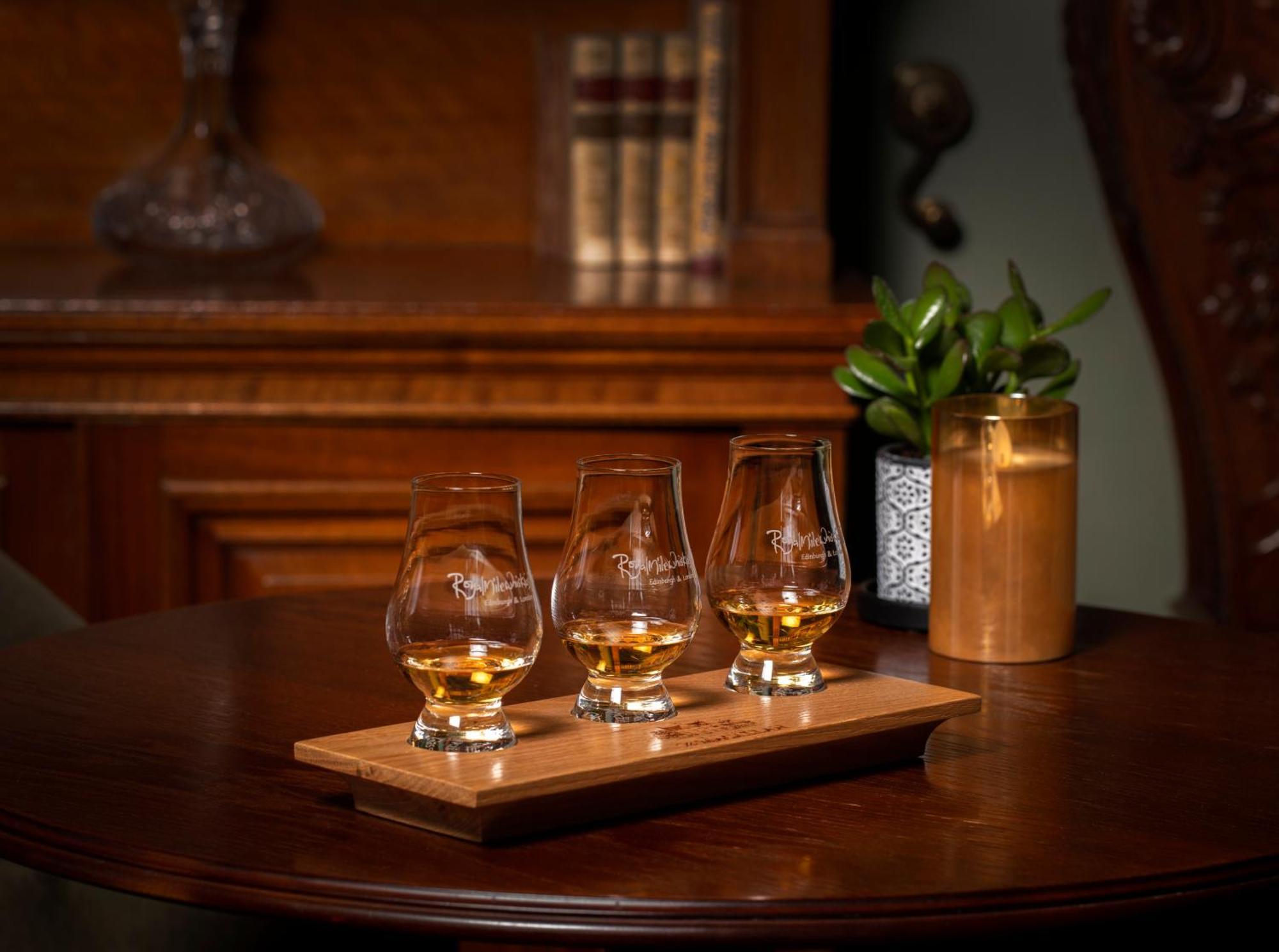 Schloss Roxburghe, Part Of Destination By Hyatt Kültér fotó A tasting tray of four samples of Scotch whisky