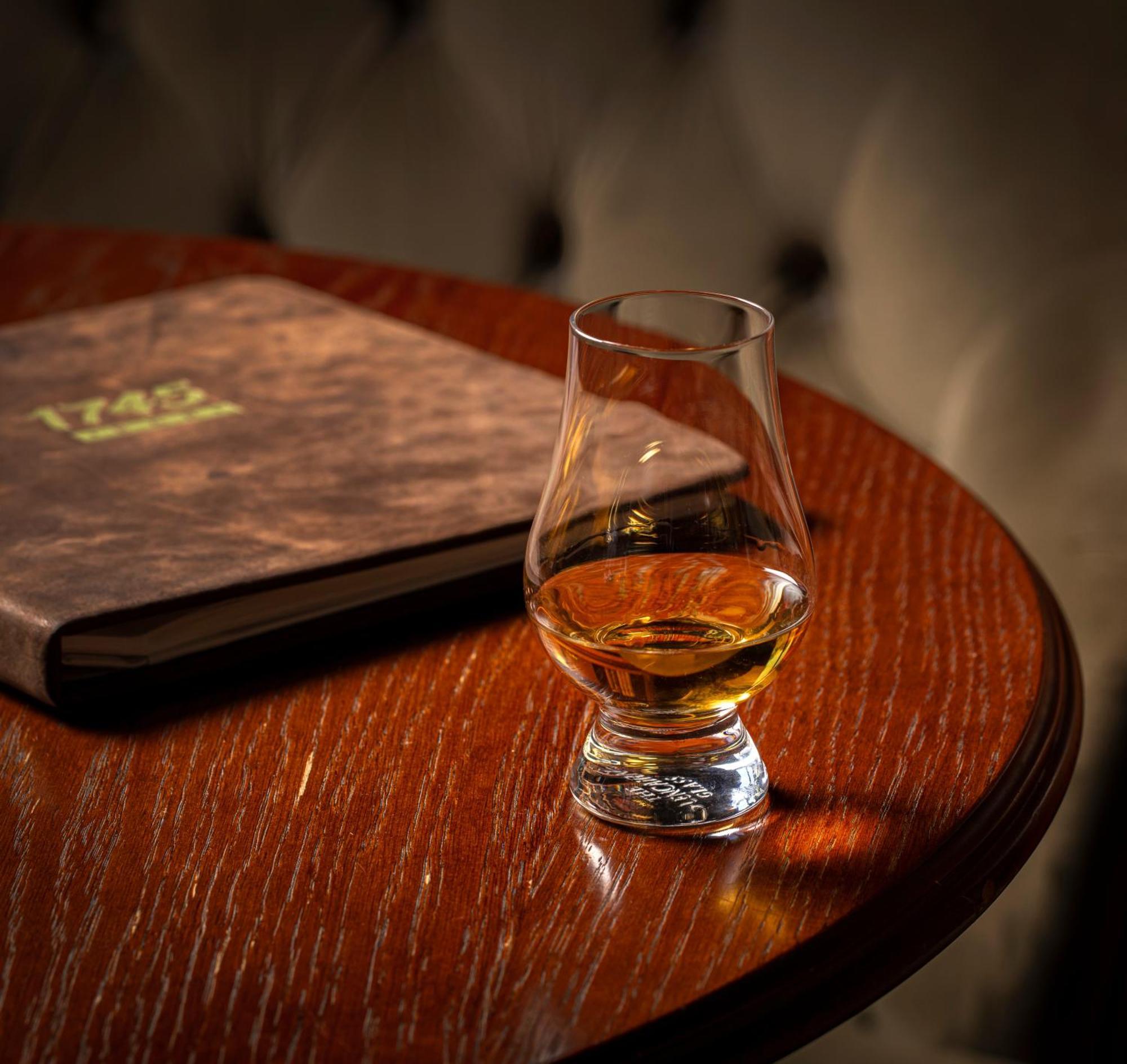 Schloss Roxburghe, Part Of Destination By Hyatt Kültér fotó A dram of single malt Scotch whisky