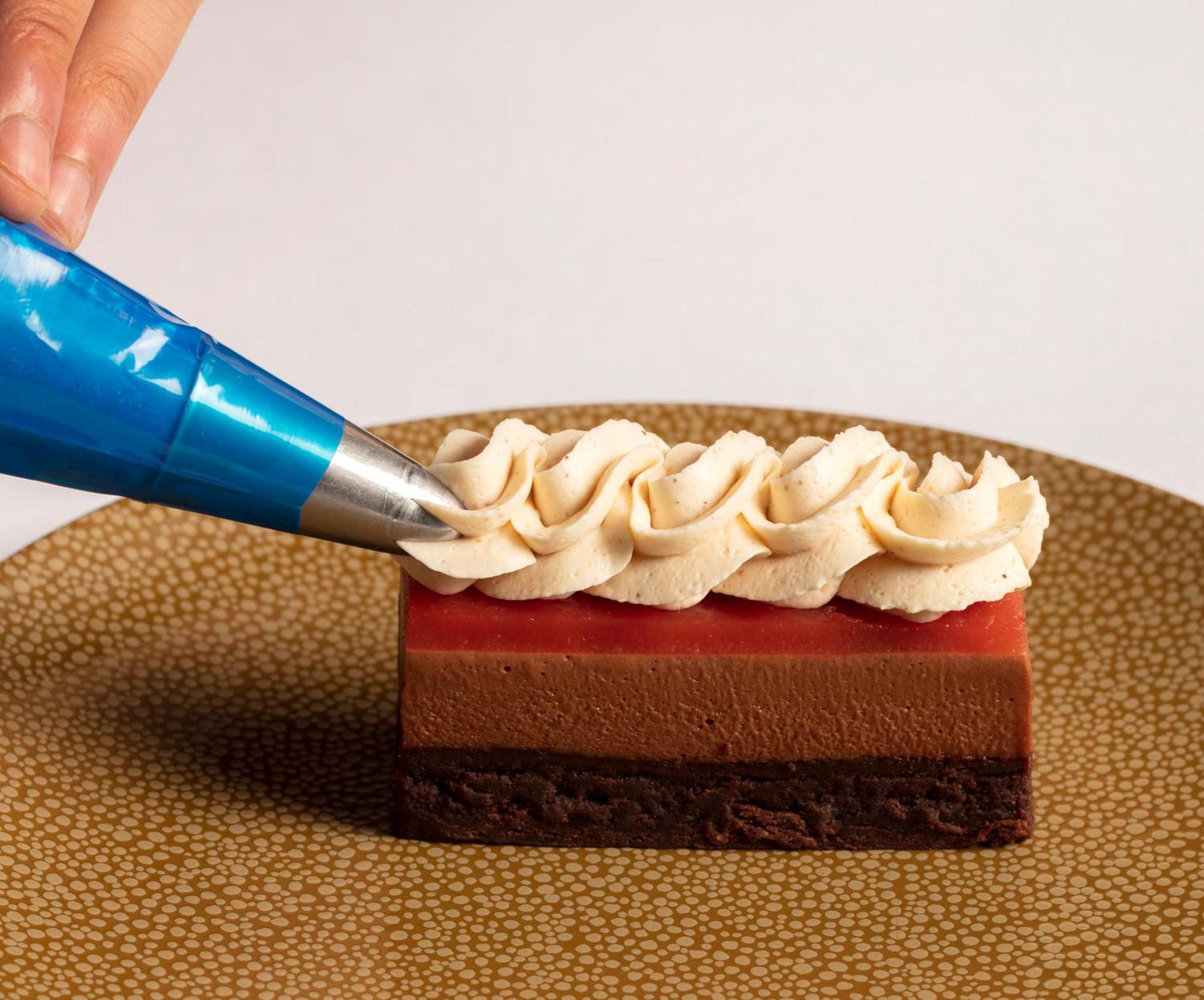Schloss Roxburghe, Part Of Destination By Hyatt Kültér fotó A pastry chef icing a dessert