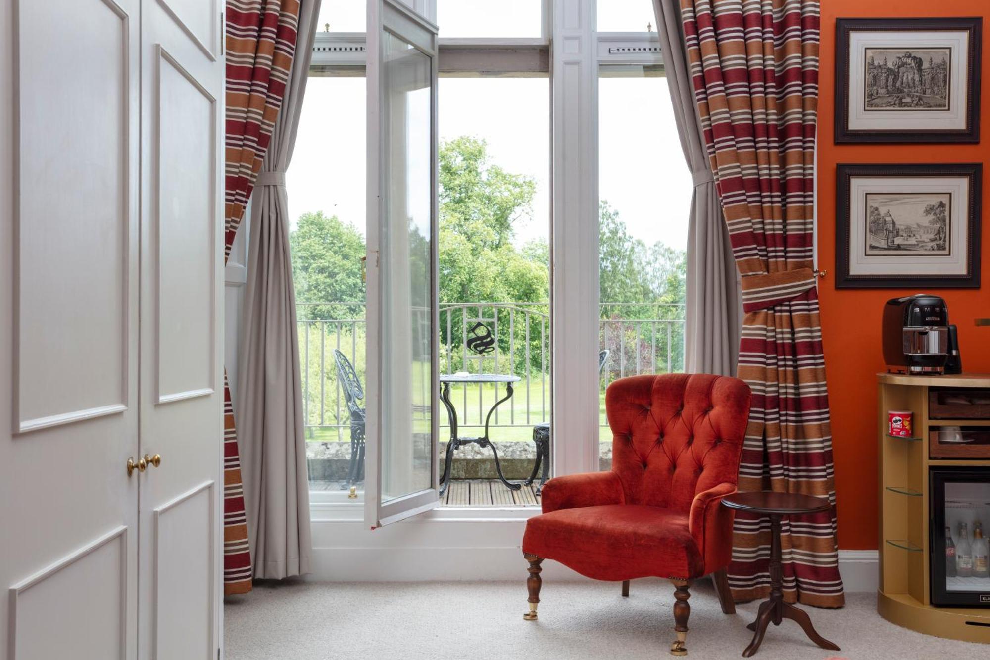 Schloss Roxburghe, Part Of Destination By Hyatt Kültér fotó A window with a window seat